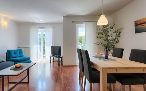 Gojak: Mobilia, Tavolo, Proprietà, Pianta, Divano, Legna, Interior Design, Pavimentazione