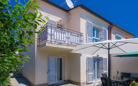 Gojak: Costruzione, Cielo, Proprietà, Pianta, Finestra, Blu, Azzurro, Architettura, Urban Design, Parete