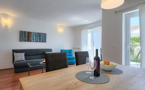 Gojak: Tavolo, Mobilia, Proprietà, Finestra, Costruzione, Legna, Illuminazione, Interior Design, Comfort, Soggiorno