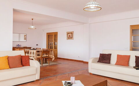 Da Horta: Marrone, Tavolo, Mobilia, Divano, Proprietà, Cornice, Legna, Comfort, Illuminazione, Interior Design