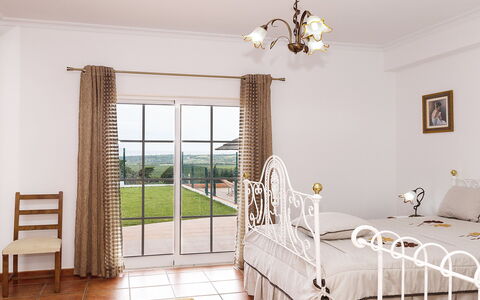 Da Horta: Mobilia, Proprietà, Finestra, Costruzione, Pianta, Shade, Interior Design, Legna, Sedia, Decorazione