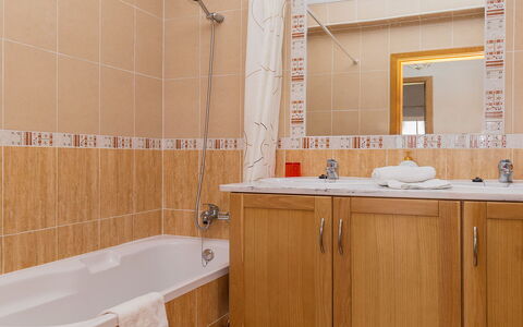 Da Horta: Marrone, Specchio, Rubinetto, Idraulico Fixture, Vasca Da Bagno, Proprietà, Lavello, Mobiletto Del Bagno, Costruzione, Bagno