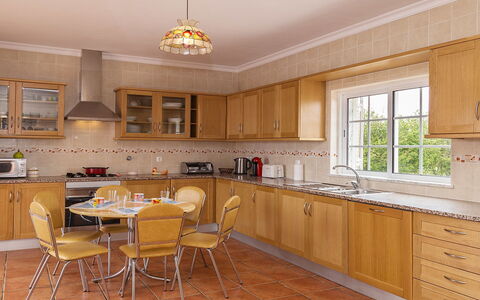 Da Horta: Mobilia, Cabinetry, Proprietà, Lavandino Della Cucina, Controsoffitto, Tavolo, Sedia, Legna, Finestra, Rubinetto