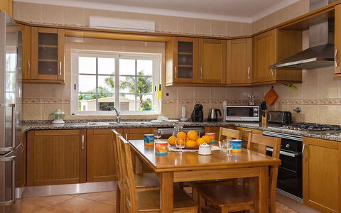 Das Amendoeiras: Cabinetry, Controsoffitto, Lavandino Della Cucina, Proprietà, Mobilia, Finestra, Rubinetto, Elettrodomestico Da Cucina, Cucina Stufa, Cucina