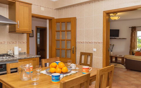 Das Amendoeiras: Tavolo, Mobilia, Tavola, Cabinetry, Divano, Sedia, Arancia, Legna, Interior Design, Cibo