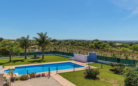 Das Amendoeiras: Acqua, Pianta, Cielo, Proprietà, Azzurro, Piscina, Albero, Mobili Da Esterno, Shade, Corpo D'Acqua