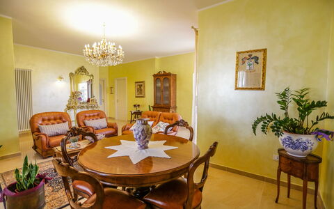 Antonietta: Camera, Proprietà, Sala Da Pranzo, Interior Design, Mobilia, Costruzione, Immobiliare, Casa, Tavolo, Estate