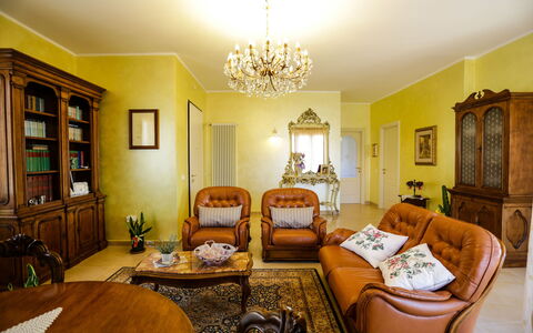 Antonietta: Camera, Proprietà, Interior Design, Soggiorno, Mobilia, Giallo, Verde, Costruzione, Casa, Immobiliare