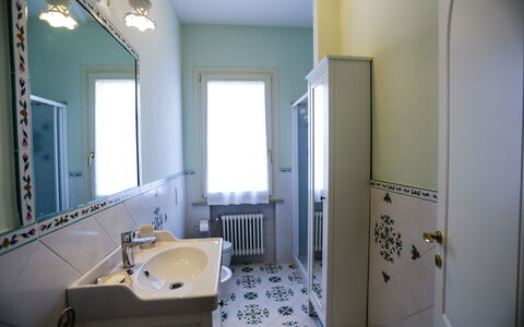 Antonietta: Bagno, Camera, Proprietà, Costruzione, Casa, Pavimento, Architettura, Interior Design, Immobiliare, Piastrella