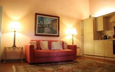 Leccio: Mobilia, Camera, Interior Design, Proprietà, Soggiorno, Parete, Illuminazione, Pavimento, Divano, Costruzione