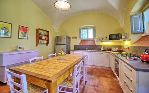 Villa Marietta: Controsoffitto, Camera, Mobilia, Proprietà, Costruzione, Cucina, Giallo, Interior Design, Soffitto, Cabinetry
