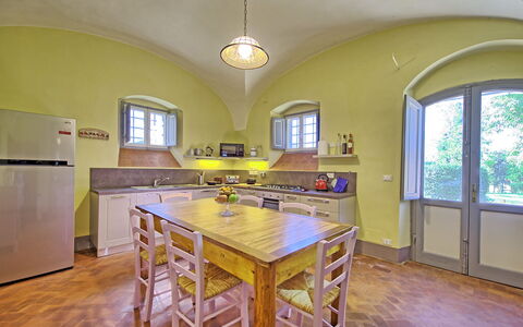 Villa Marietta: Camera, Proprietà, Mobilia, Costruzione, Giallo, Immobiliare, Pavimento, Interior Design, Casa, Soffitto