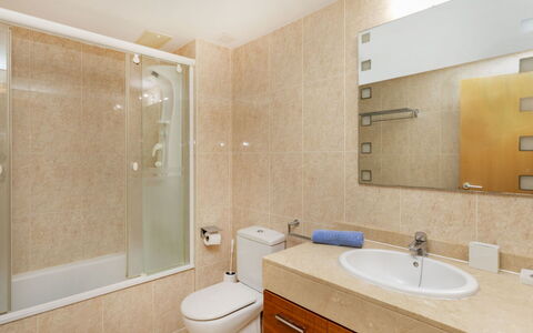 Vistamar: Bagno, Lavandino Del Bagno, Idraulico Fixture, Lavello, Pavimentazione, Interior Design, Parete, Pavimento, Specchio, Mobiletto Del Bagno