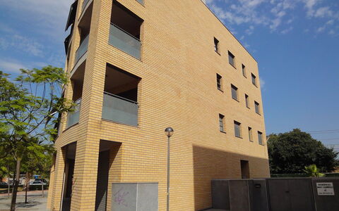 Cambrils 193: Cielo, Costruzione, Nube, Albero, Architettura, Urban Design, Parete, Materiale Composito, Proprietà Del Materiale, Condominio
