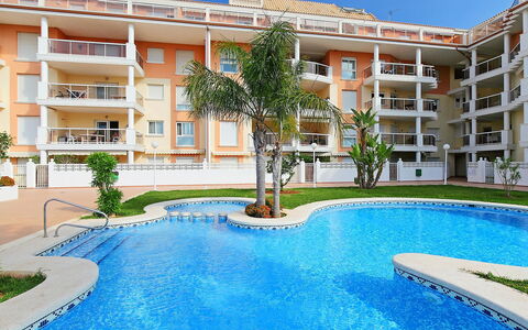 Estrella del Mar: Acqua, Costruzione, Giorno, Cielo, Pianta, Finestra, Azzurro, Piscina, Albero, Casa