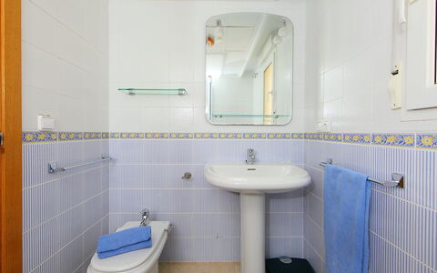 Estrella del Mar: Specchio, Idraulico Fixture, Rubinetto, Lavello, Proprietà, Lavandino Del Bagno, Blu, Viola, Bagno, Interior Design