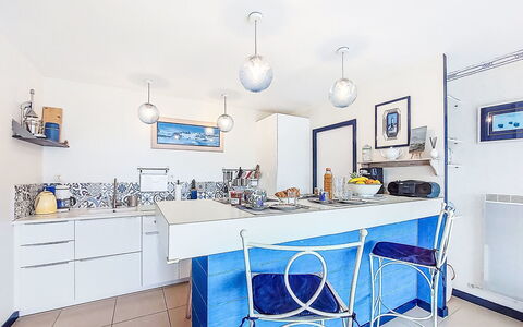 Ty Greg: Blu, Interior Design, Mobilia, Pavimentazione, Cucina, Controsoffitto, Pavimento, Camera, Cabinetry, Soffitto