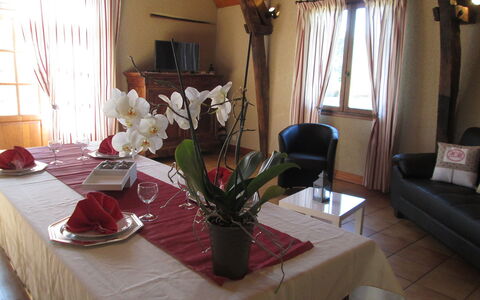 La Grange: Fiore, Tavolo, Mobilia, Proprietà, Pianta, Tenda, Decorazione, Interior Design, Tessile, Tovaglia