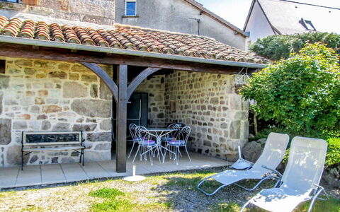 Le Pigeonnier: Mobilia, Tavolo, Pianta, Proprietà, Sedia, Costruzione, Finestra, Tavolo Esterno, Mobili Da Esterno, Shade