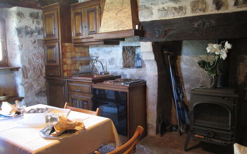 Le Pigeonnier: Mobilia, Tavolo, Sedia, Legna, Costruzione, Cabinetry, Cucina, Interior Design, Soggiorno, Pavimento