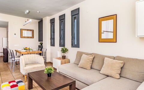 Alamar: Mobilia, Interior Design, Pavimentazione, Divano, Pavimento, Legna, Camera, Tavolo, Soggiorno, Appartamento