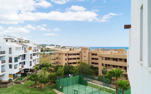Alamar: Nube, Cielo, Costruzione, Giorno, Finestra, Azzurro, Palazzone, Urban Design, Lotto, Shade