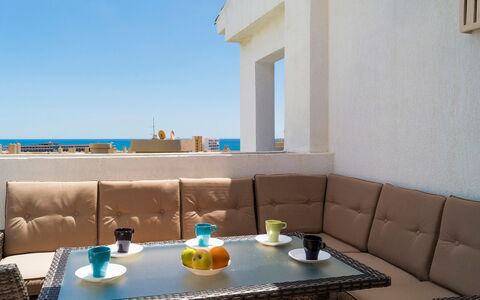 Alamar: Divano, Tavolo, Cielo, Mobilia, Azzurro, Tavola, Interior Design, Mobili Da Esterno, Costruzione, Divano Letto