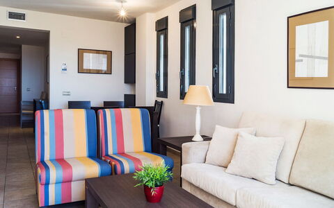 Alamar: Tavolo, Mobilia, Cornice, Proprietà, Divano, Azzurro, Soggiorno, Comfort, Rettangolo, Illuminazione