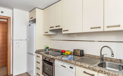 Alamar: Cucina, Elettrodomestico Da Cucina, Controsoffitto, Apparecchio Major, Cabinetry, Pavimentazione, Legna, Interior Design, Mobilia, Lavandino Della Cucina