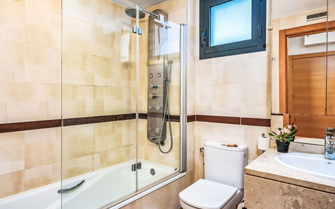 Alamar: Bagno, Idraulico Fixture, Pavimentazione, Interior Design, Pavimento, Lavello, Vasca Da Bagno, Idraulico, Rubinetto, Gabinetto