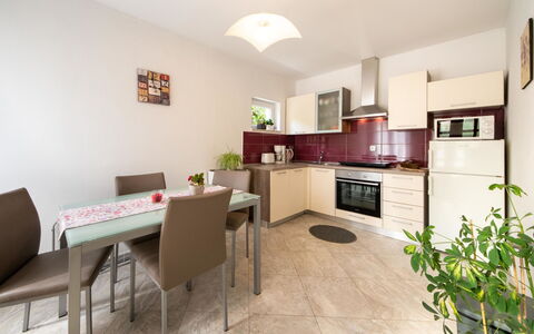 Nada: Proprietà, Mobilia, Cabinetry, Pianta, Pianta Della Casa, Sedia, Legna, Controsoffitto, Tavolo, Divano