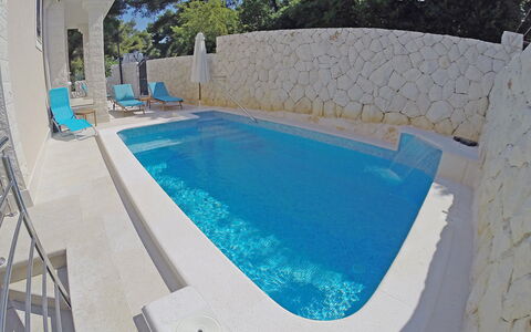 Villa Mustra: Acqua, Costruzione, Piscina, Azzurro, Pianta, Mobili Da Esterno, Rettangolo, Casa, Sedia, Shade