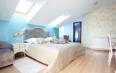 Villa Mustra: Camera Da Letto, Camera, Mobilia, Interior Design, Proprietà, Soffitto, Parete, Letto, Pavimento, Telaio Del Letto