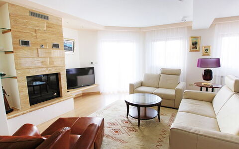 Villa Mustra: Soggiorno, Camera, Mobilia, Proprietà, Interior Design, Costruzione, Pavimento, Tavolo, Casa, Parete