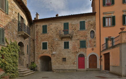 Villa Fracassini: Costruzione, Cittadina, Proprietà, Architettura, Architettura Medievale, Facciata, Parete, Quartiere, Cortile, Casa