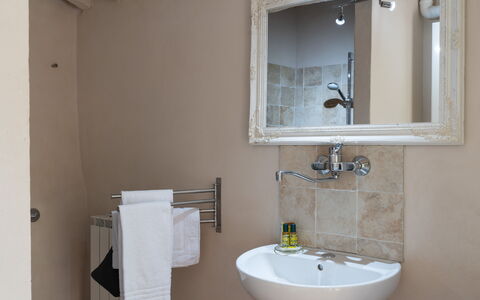 Villa Fracassini: Specchio, Rubinetto, Lavandino Del Bagno, Idraulico Fixture, Lavello, Bagno, Interior Design, Viola, Legna
