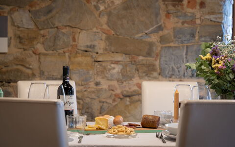 Villa Fracassini: Cibo, Tavolo, Bottiglia, Tavola, Pianta, Bicchieri, Piatto, Interior Design, Fiore, Legna