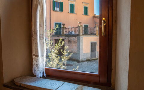 Il Pigionale: Marrone, Color Legno, Vaso Di Fiori, Pianta Della Casa, Illuminazione Diurna, Balcone