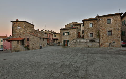 La Miccia: Proprietà, Cittadina, Quartiere, Costruzione, Zona Residenziale, Insediamento Umano, Casa, Cielo, Architettura, Parete