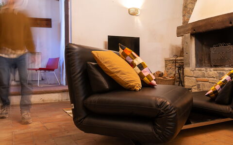 La Miccia: Mobilia, Pavimentazione, Interior Design, Pavimento, Soggiorno, Divano, Comfort, Camera, Arancia, Casa