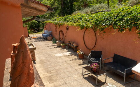 Podere Il Doccio: Vaso Di Fiori, Shade, Giardino, Pianta Della Casa, Flagstone, Backyard, Mobili Da Esterno, Color Legno, Landscaping, Cortile
