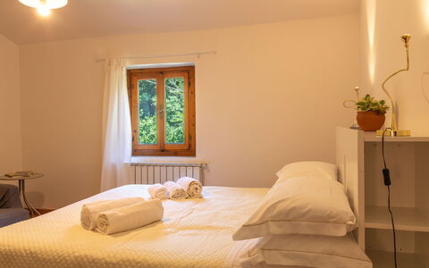 Podere Il Doccio: Letto, Camera Da Letto, Lenzuolo, Interior Design, Parete, Bedding, Mobilia, Legna, Pavimento, Pavimentazione