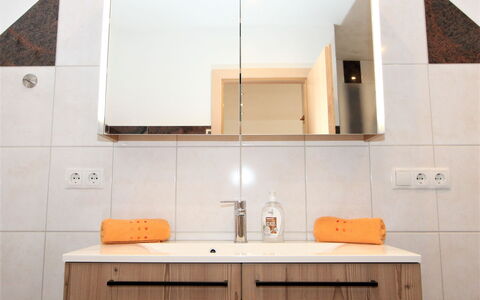 Hanna: Rubinetto, Cabinetry, Lavandino Della Cucina, Controsoffitto, Lavello, Proprietà, Cucina, Arancia, Legna, Interior Design