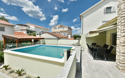 Goga: Nube, Acqua, Costruzione, Cielo, Finestra, Piscina, Pianta, Sedia, Shade, Casa