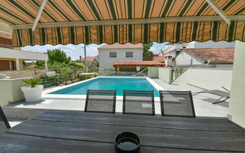 Goga: Costruzione, Shade, Legna, Interior Design, Mobili Da Esterno, Tempo Libero, Piscina, Sedia, Immobiliare, Villetta