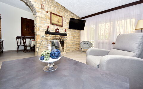 Goga: Proprietà, Mobilia, Tavolo, Cornice, Legna, Costruzione, Tessile, Soggiorno, Interior Design, Comfort