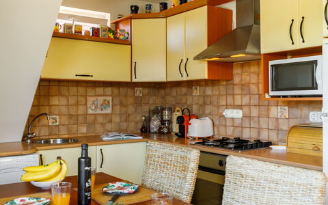 Bocskai: Controsoffitto, Cabinetry, Cibo, Proprietà, Mobilia, Cucina, Elettrodomestico Da Cucina, Tavolo, Legna, Arancia