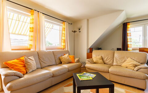 Bocskai: Divano, Proprietà, Mobilia, Tavolo, Finestra, Soggiorno, Legna, Divano Letto, Illuminazione