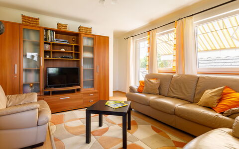 Bocskai: Mobilia, Proprietà, Divano, Tavolo, Finestra, Legna, Illuminazione, Arancia, Comfort, Interior Design