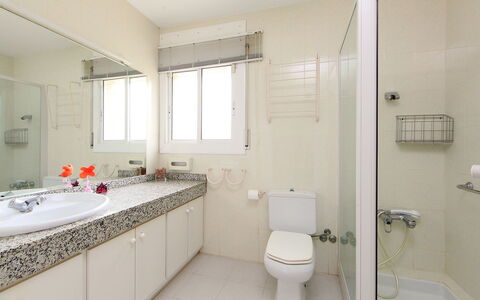 Annamaria: Idraulico Fixture, Rubinetto, Specchio, Lavello, Proprietà, Lavandino Del Bagno, Bagno, Toilet Seat, Costruzione, Finestra